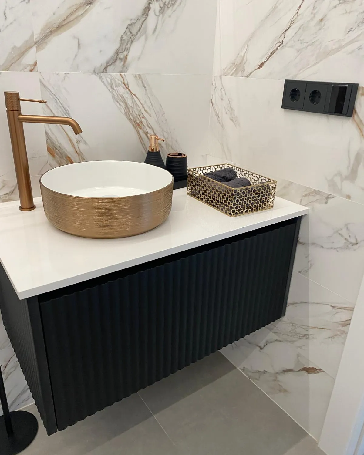 Mueble de baño en negro acanalado y oro — foto 1