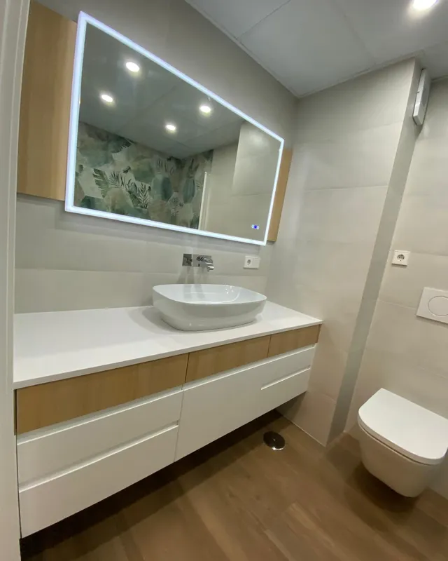 Mueble de baño en blanco y roble