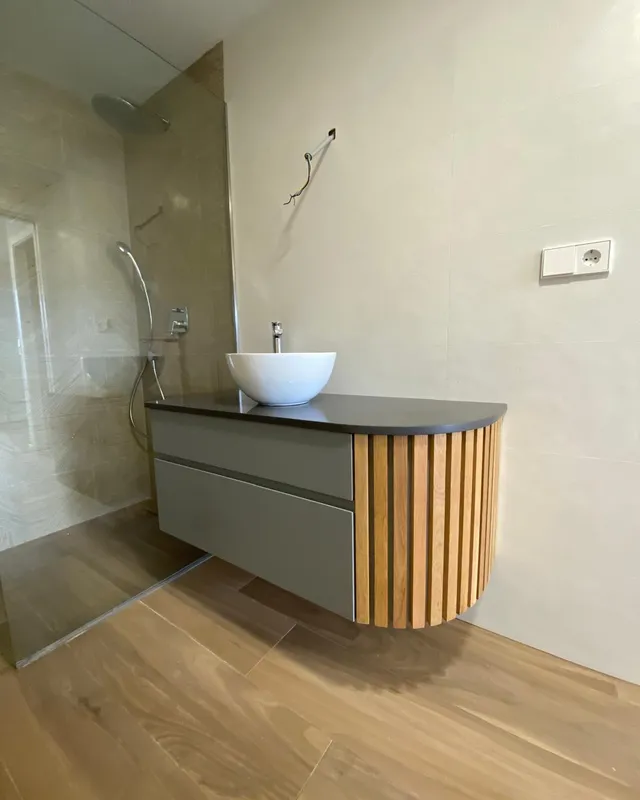 Mueble de baño de canto curvo en madera