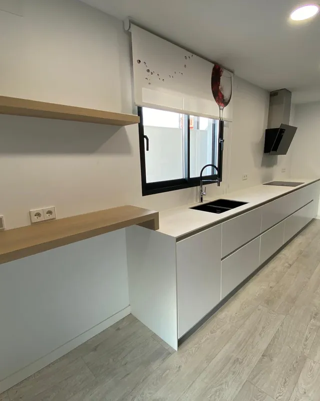 Pasillo blanco, detalle en madera