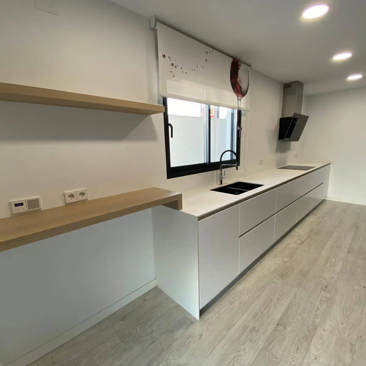 Pasillo blanco, detalle en madera — foto 1