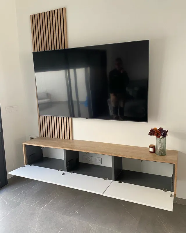 Mueble de televisión flotante en roble