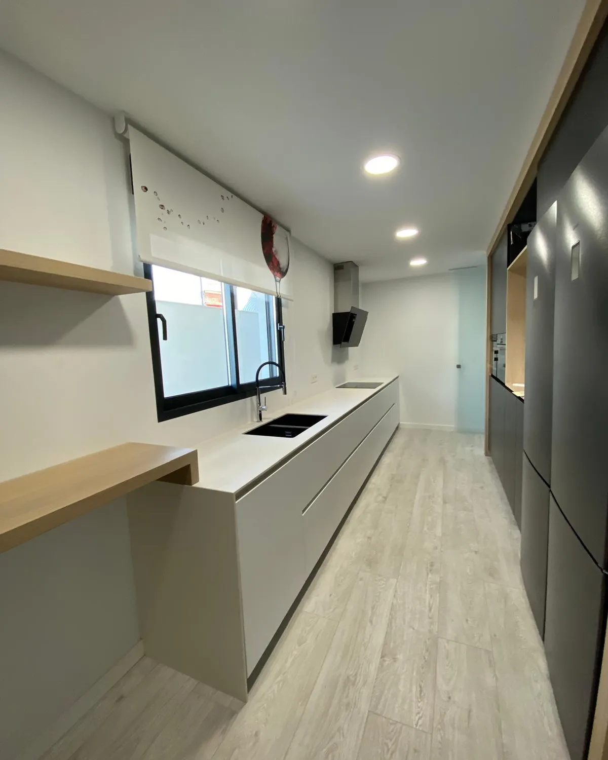 Pasillo blanco, detalle en madera — foto 2