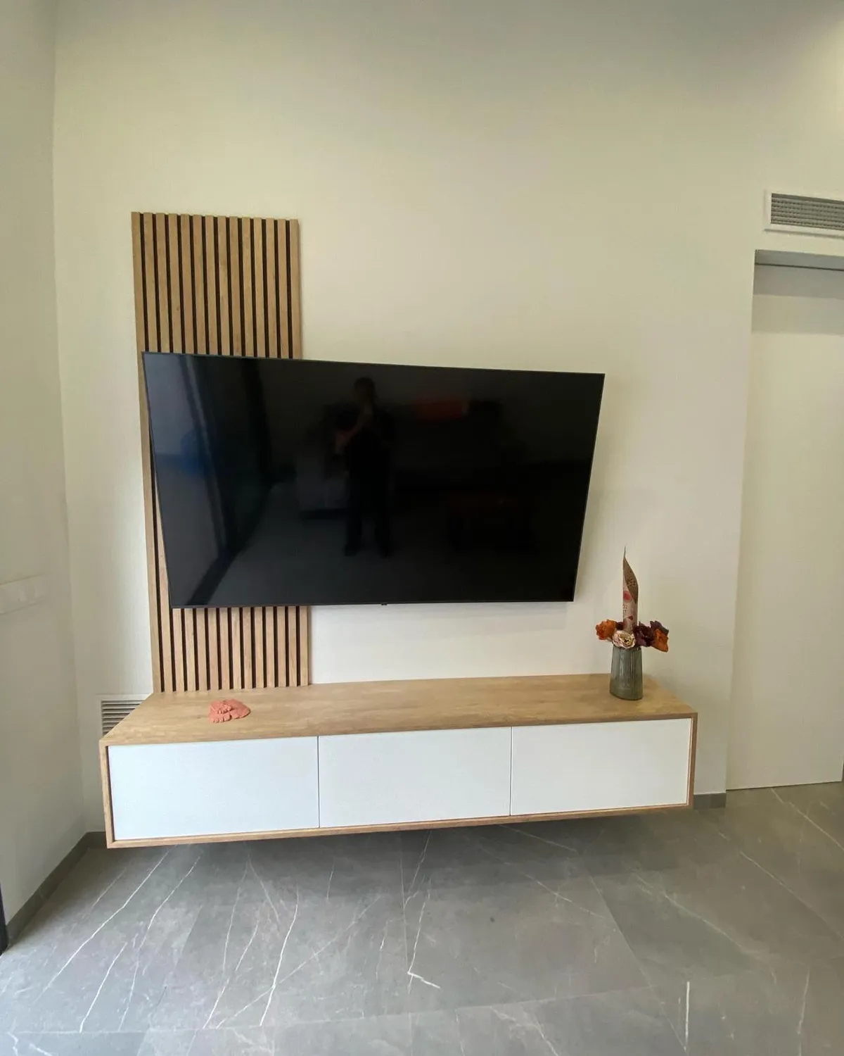 Mueble de televisión flotante en roble — foto 2