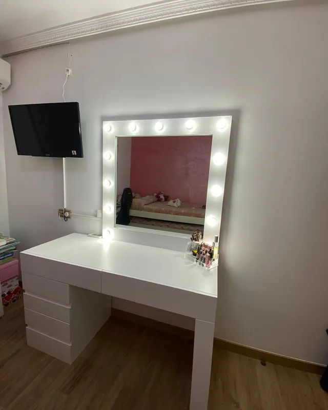 Tocador con espejo de camerino