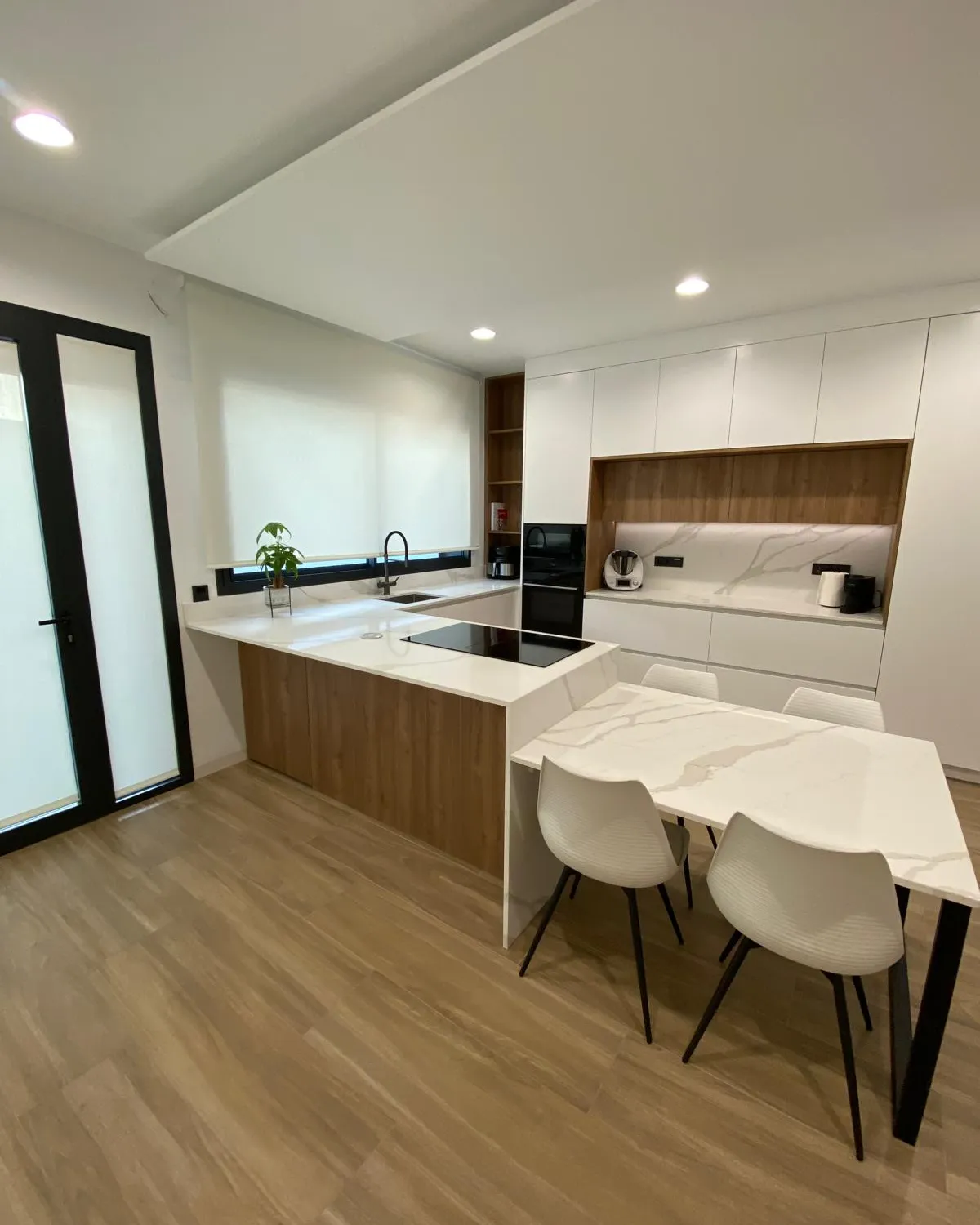 Blanco brillo con mesa integrada — foto 1