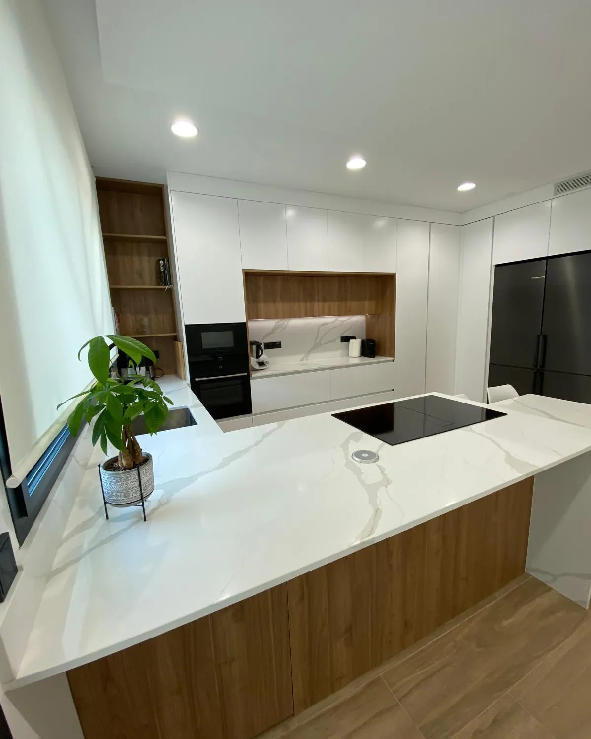 Blanco brillo con mesa integrada — foto 2