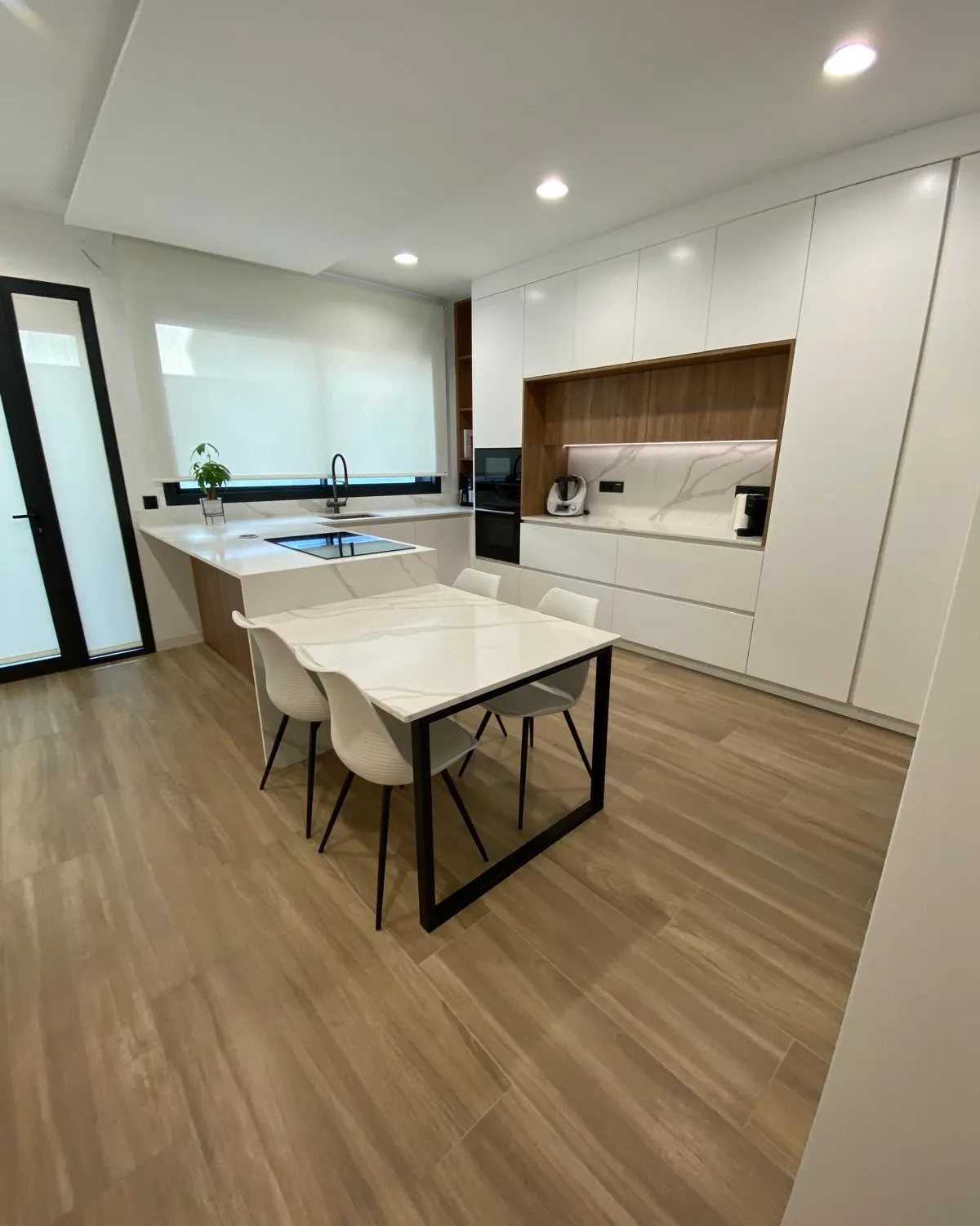 Blanco brillo con mesa integrada — foto 3