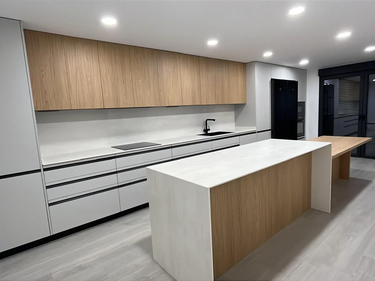 Gris y madera con cantos en negro — foto 1