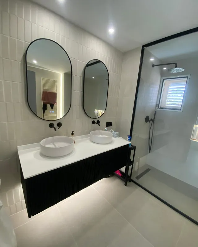 Doble mueble de baño en negro acanalado