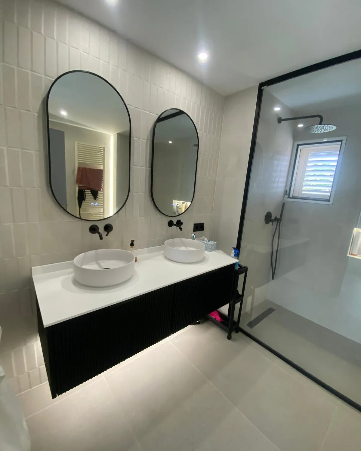 Doble mueble de baño en negro acanalado — foto 1