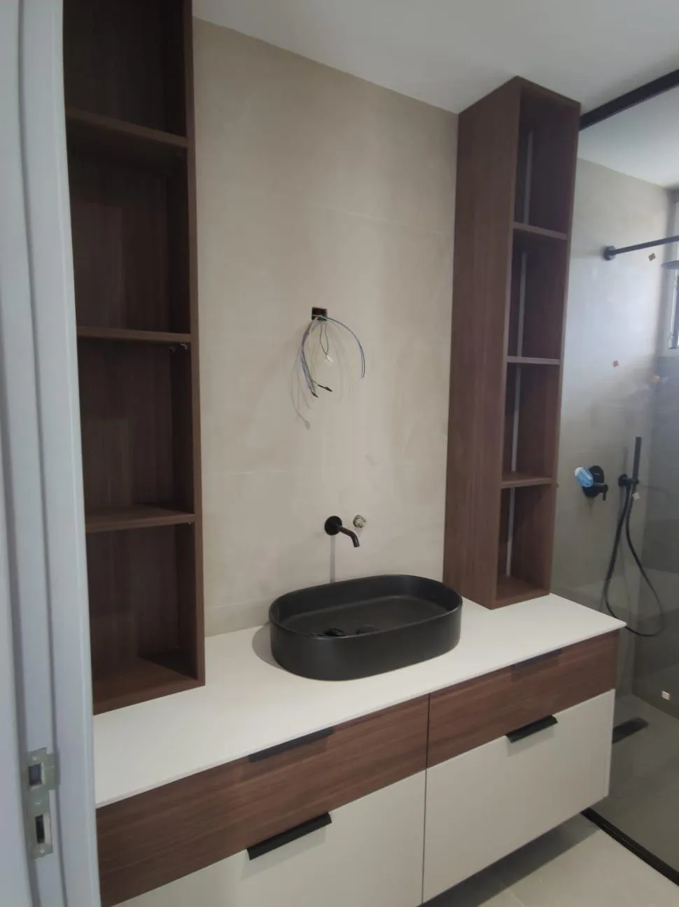 Mueble de baño entre torres de nogal — foto 1