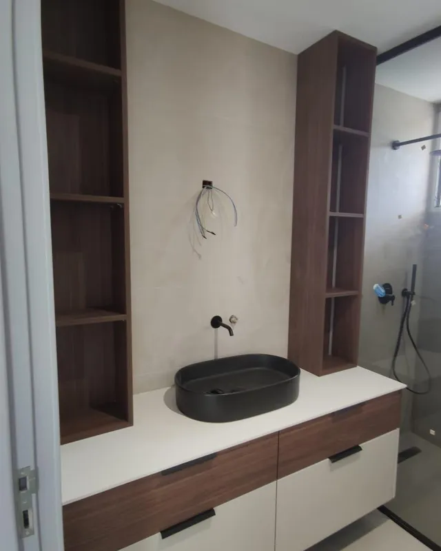 Mueble de baño entre torres de nogal