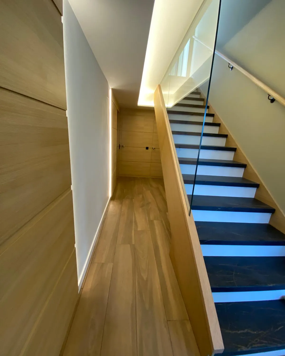 Revestimiento de madera junto a la escalera — foto 1