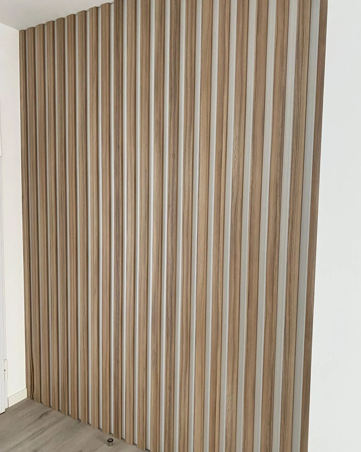 Panel de listones de madera de suelo a techo — foto 1