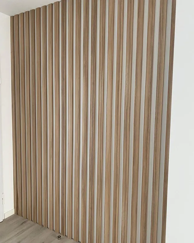 Panel de listones de madera de suelo a techo