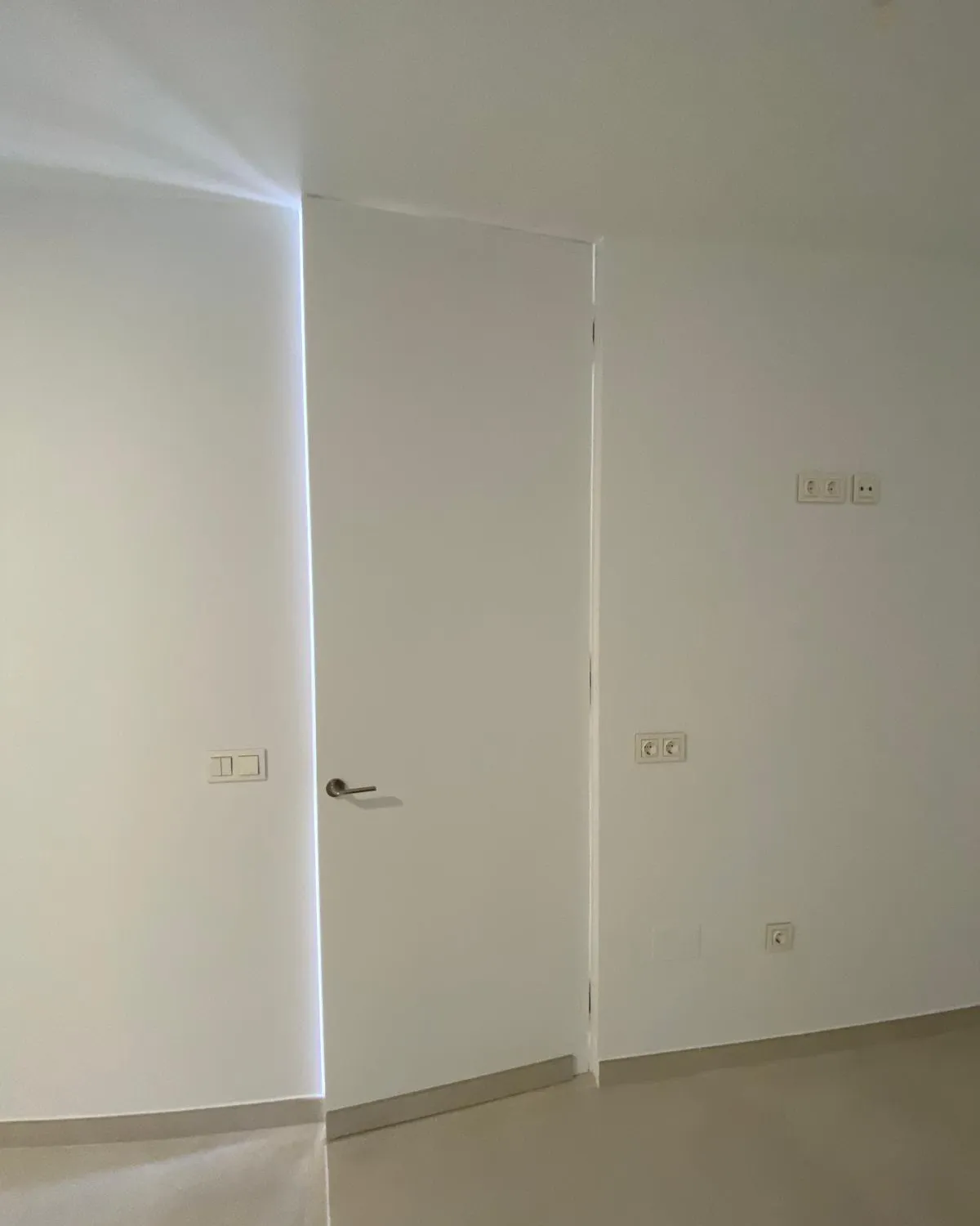 Puerta lacada integrada en la pared — foto 1