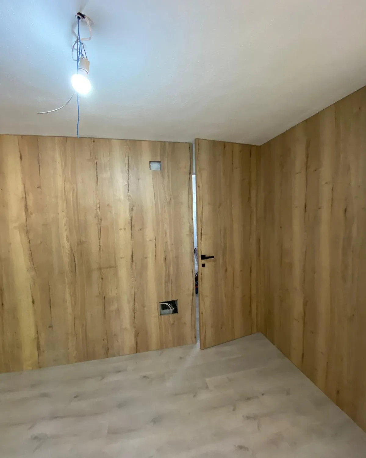 Puerta acristalada y revestimiento en madera — foto 2