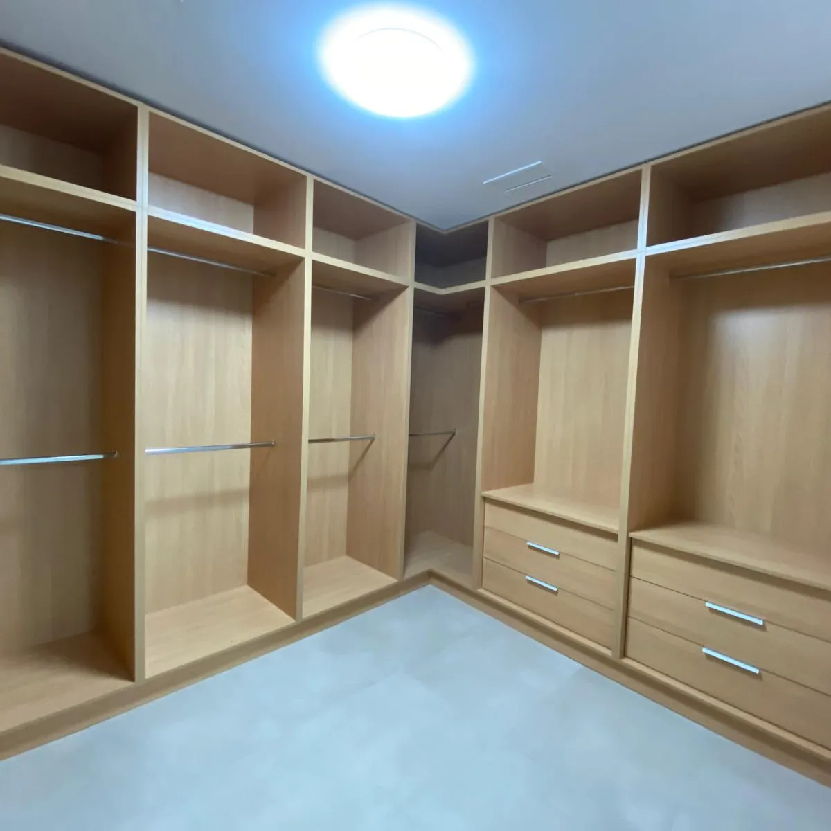 Vestidor abierto en roble claro — foto 1