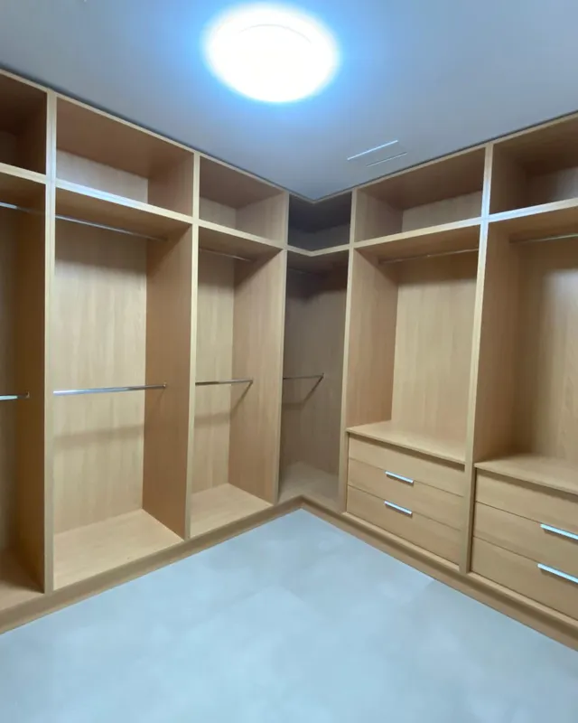 Vestidor abierto en roble claro