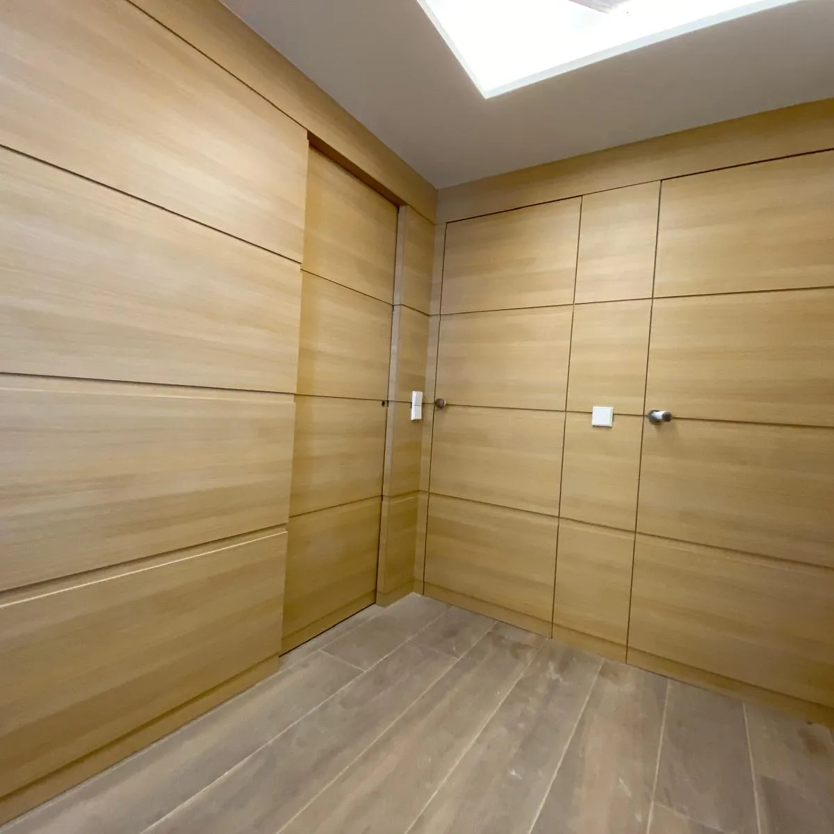 Vestidor abierto en roble claro — foto 2