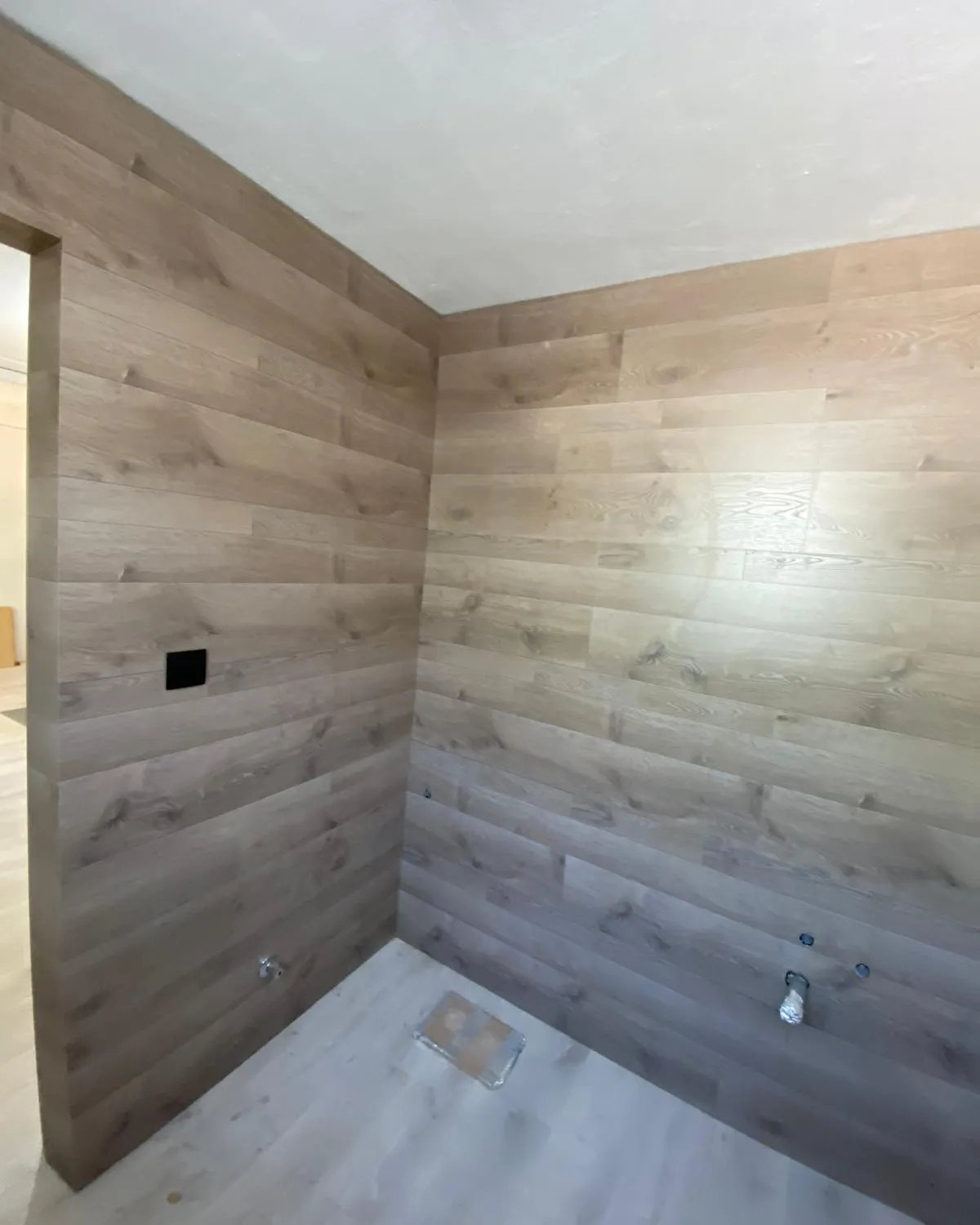 Puerta acristalada y revestimiento en madera — foto 3