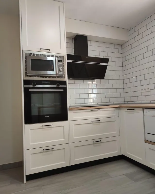 Loft blanco con azulejo metro