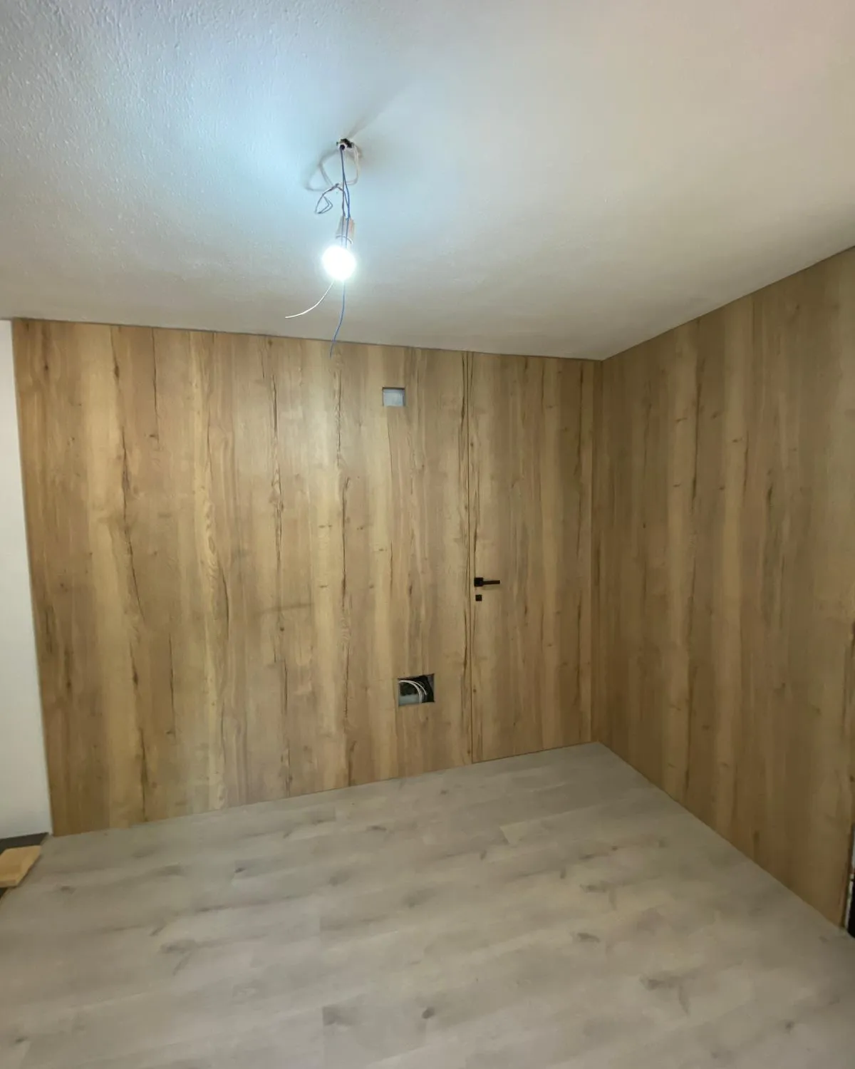 Puerta acristalada y revestimiento en madera — foto 4