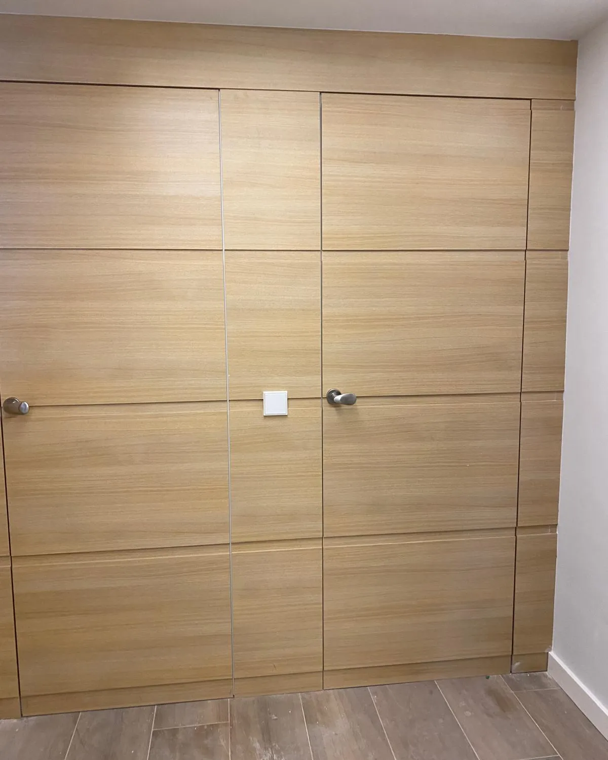 Vestidor abierto en roble claro — foto 3
