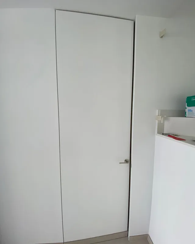 Puerta enrasada, invisible en la pared