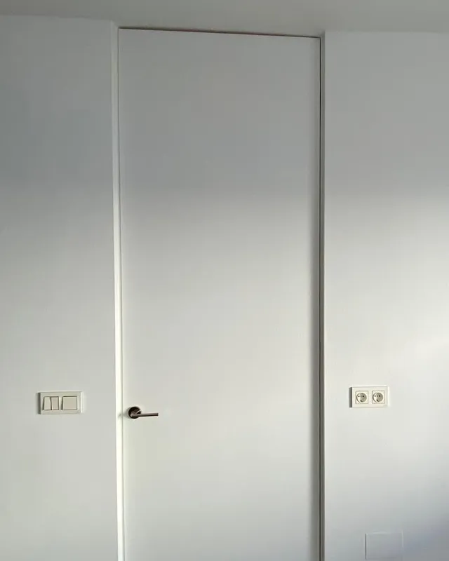 Puerta lacada de canto oculto