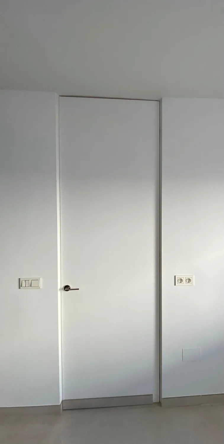 Puerta lacada de canto oculto — foto 1