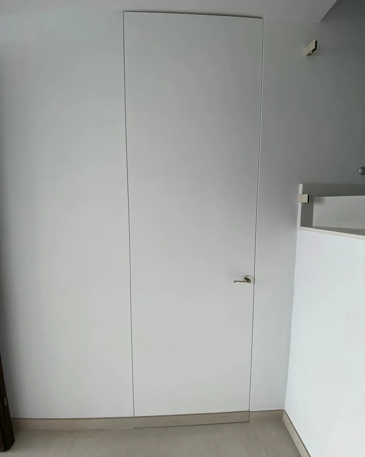 Puerta lacada de canto oculto — foto 3