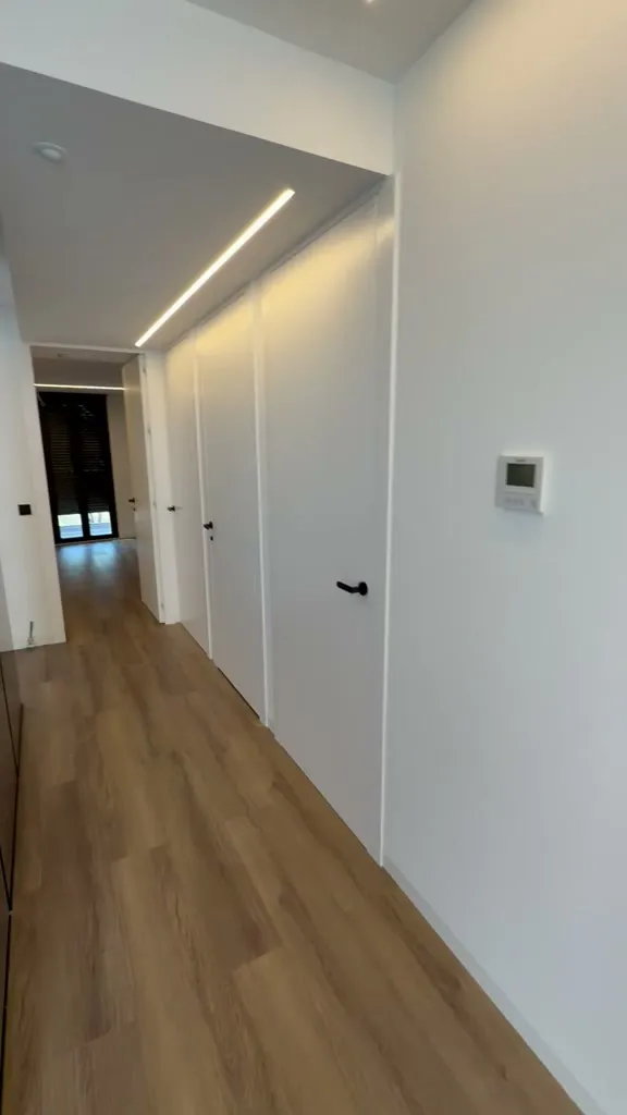 Pasillo de armarios en blanco mate — foto 1