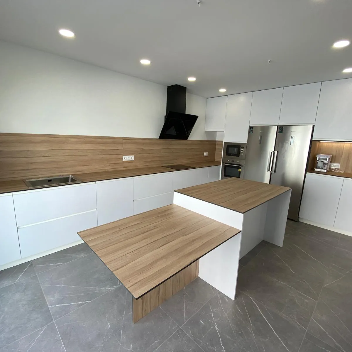 Doble mesa de madera sobre isla blanca — foto 1