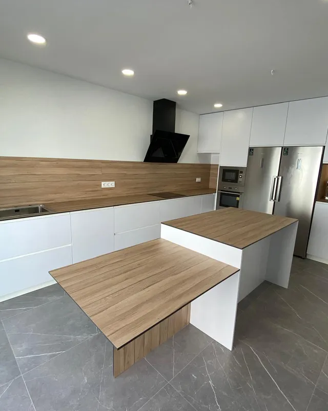 Doble mesa de madera sobre isla blanca