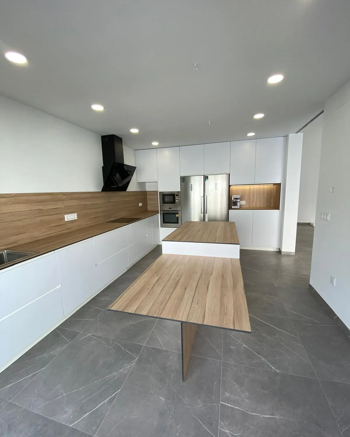 Doble mesa de madera sobre isla blanca — foto 2