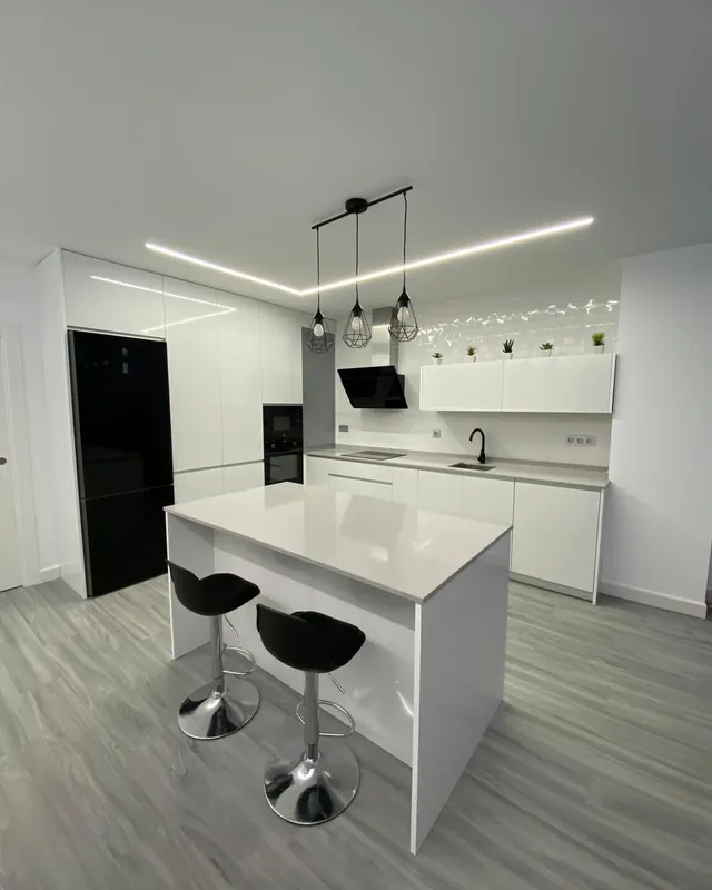 Blanco brillante con barra de tertulia