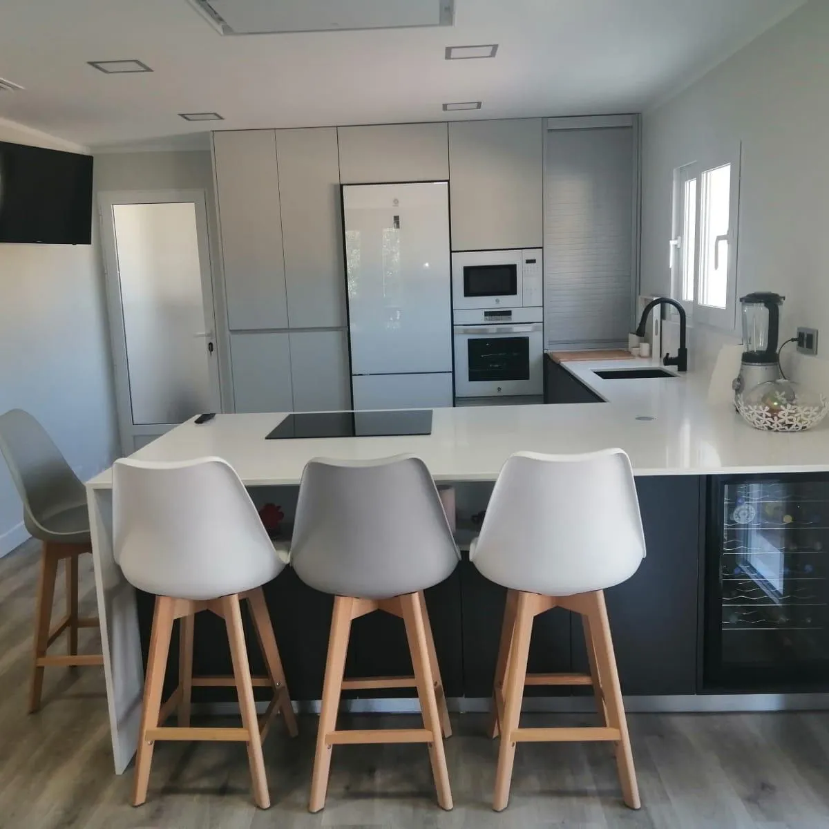 Gris cálido con vinoteca integrada — foto 1