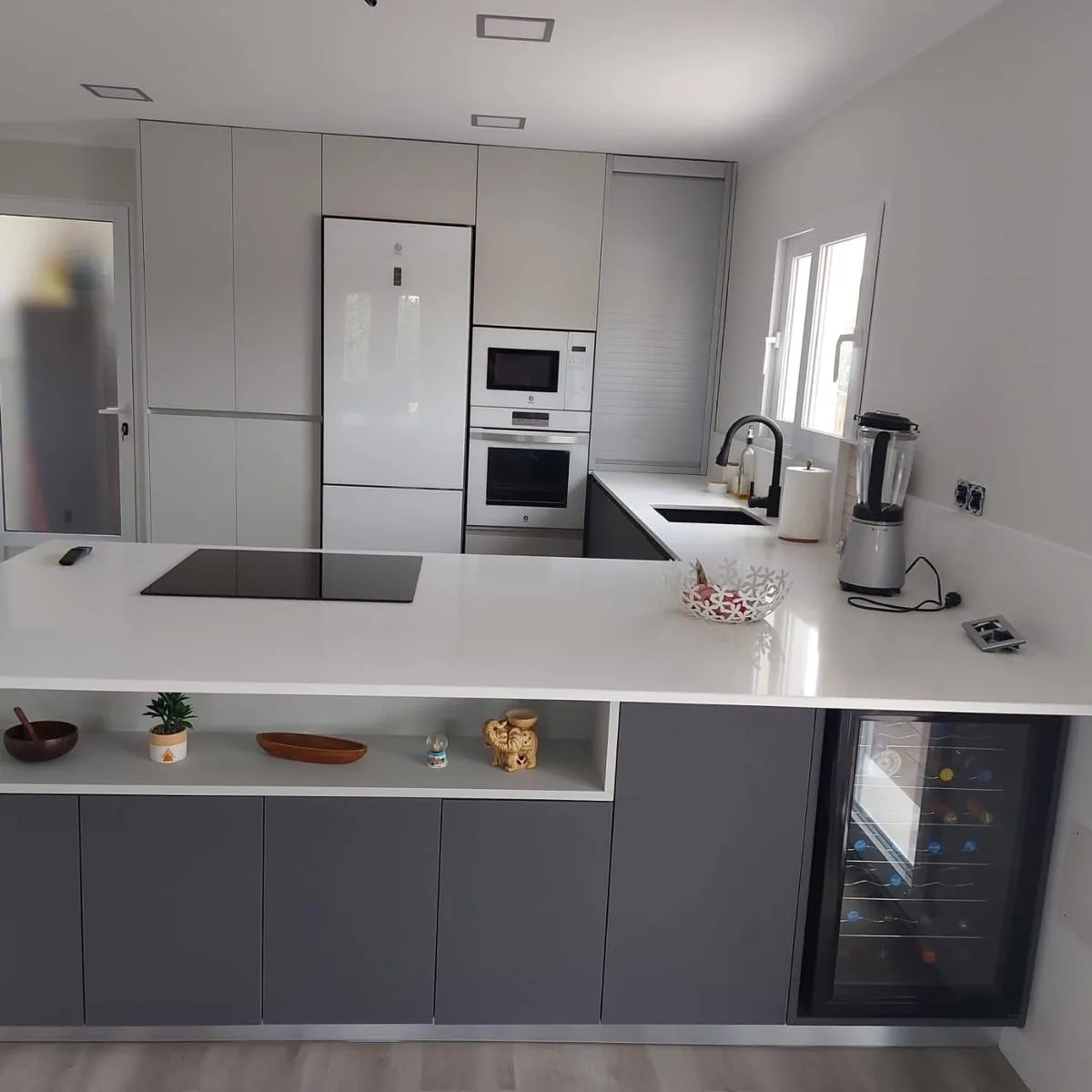 Gris cálido con vinoteca integrada — foto 3