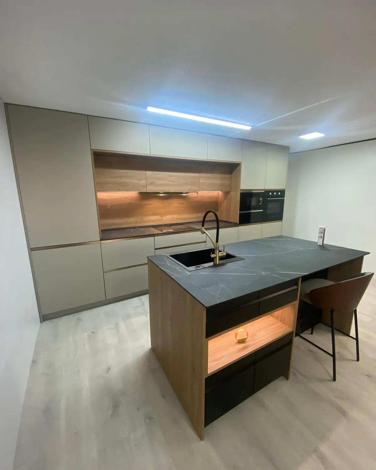 Bronce y piedra dorada de alta gama — foto 4